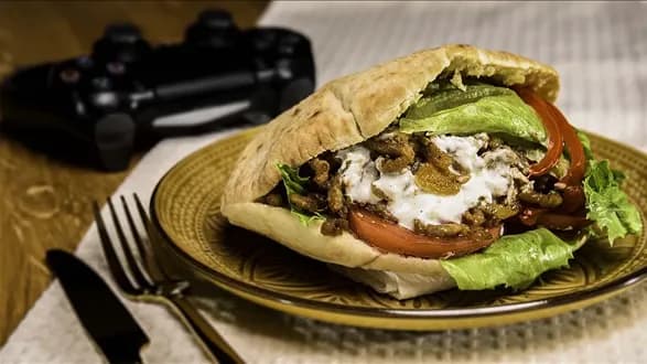 Ognisty kebab z marynowaną papryką i pitą