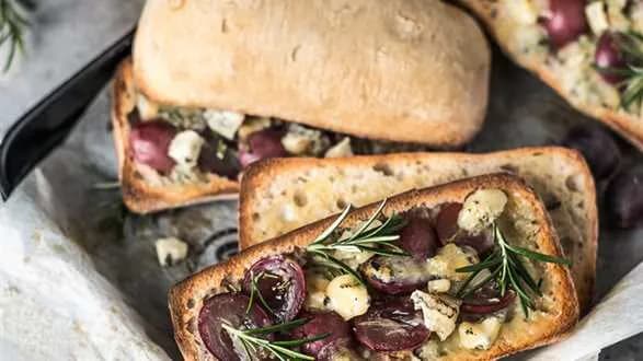 Ciabatty z winogronami i serem pleśniowym