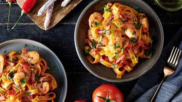Makaron po katalońsku z kiełbasą fuet