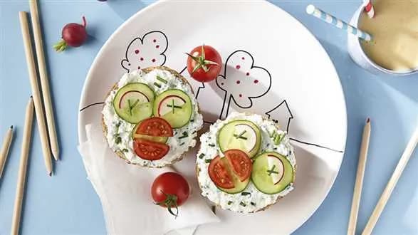 Warzywna kolorowa bułeczka śniadaniowa