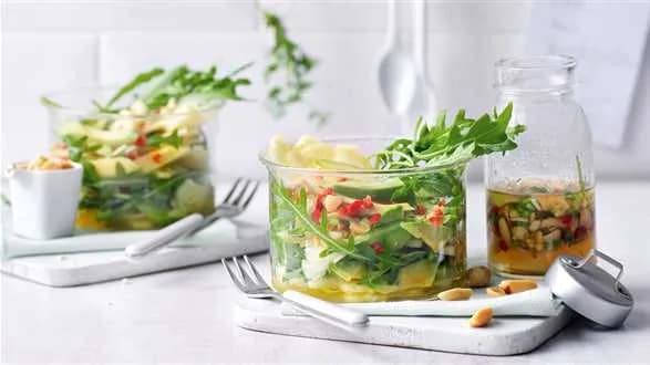 Sałatka z awokado i ananasem z orzechowym dressingiem