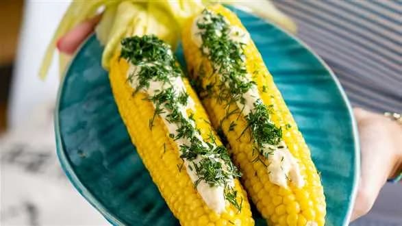 Gotowana kukurydza z sosem z humusu