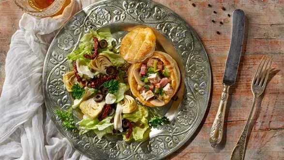 Vol-au-vent ze schabem i porami, w sosie pieczarkowym podawane z sałatą