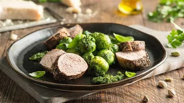 Polędwiczka w pieprzu z brukselką