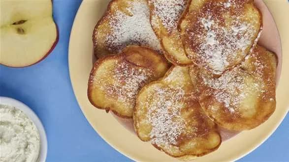 Puszyste racuchy z jabłkami i twarożkiem