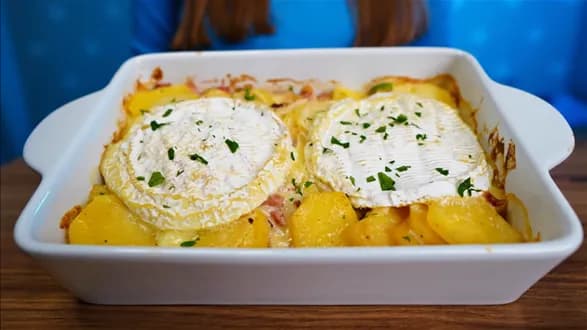 Zapiekanka ziemniaczana ze skwarkami i camembertem