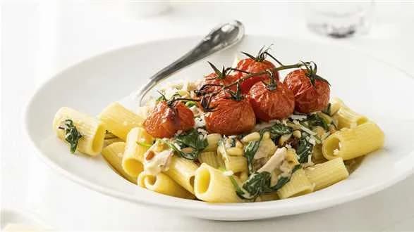 Makaron ze szpinakiem i kurczakiem – najczęstsze pytania do tego prostego dania