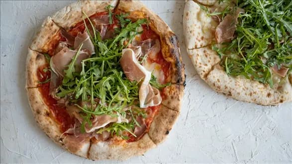 Pizza długo dojrzewająca z szynką parmeńską