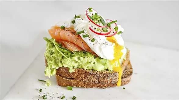 Razowe grzanki z musem z awokado i wędzonym łososiem