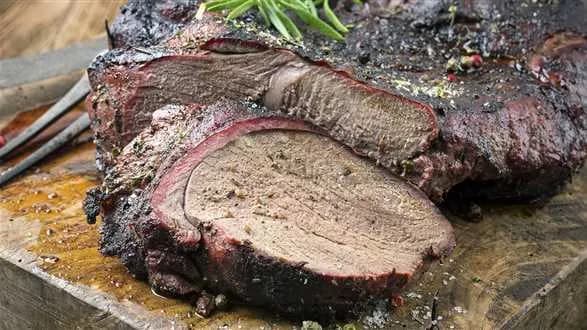 Pieczony udziec z jelenia w marynacie winno-musztardowej