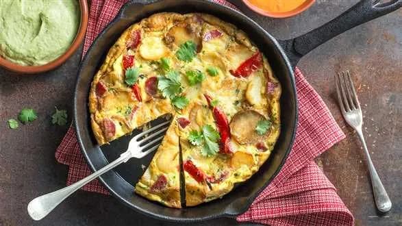 Tortilla ziemniaczana z fuetem i sosami