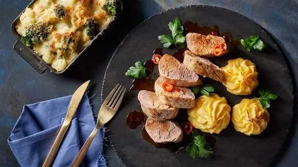 Polędwiczka wieprzowa w sosie pomarańczowo-przyprawowym z ziemniakami duchesse i zapiekanką z brokułów i kalafiora