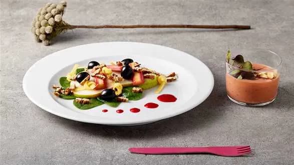 Sałatka i koktajl z rabarbaru