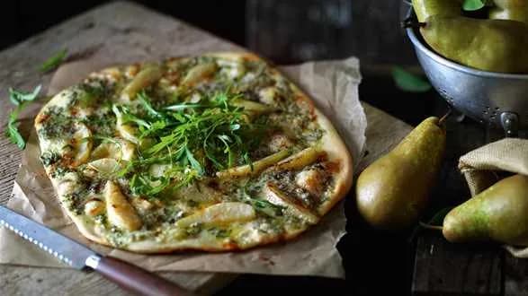 Pizza z gruszką i serem roquefort podawana z rukolą