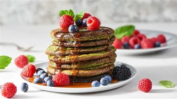 Pancakes szpinakowe z owocami i syropem