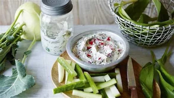 Dip z czosnku niedźwiedziego z rzodkiewką