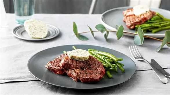 Stek wołowy z masłem paryskim