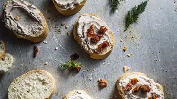 Przekąski z pastą z szynki