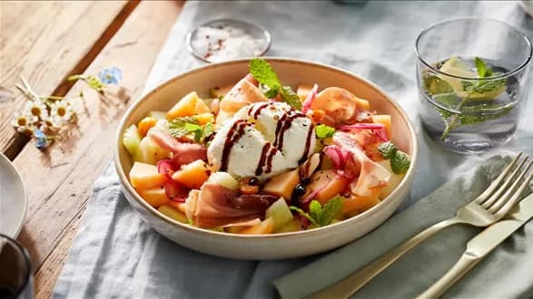 Sałatka z melonem, mozzarellą, szynką parmeńską i miętą