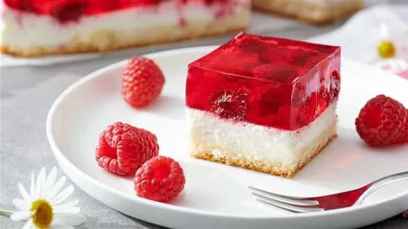 Biszkopt z masą śmietanową i galaretką