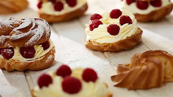 Ptysie z kremem śmietankowo-waniliowym i malinami lub truskawkami