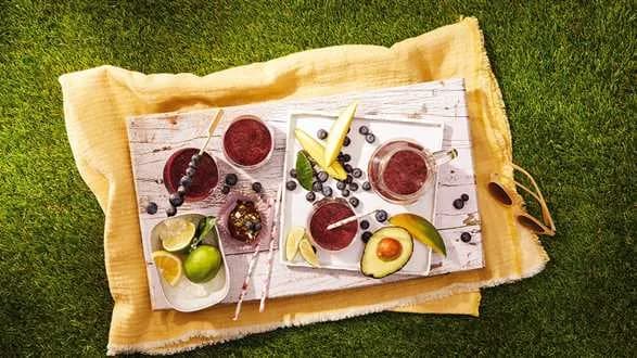 Smoothie z borówek, mango i awokado