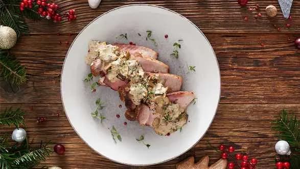 Pieczona łopatka w kremowym sosie grzybowym