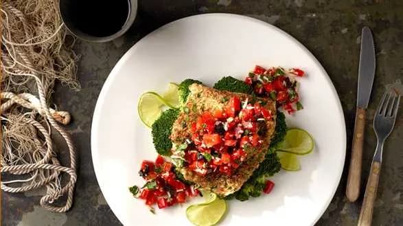 Dorsz w razowej panierce z sałatką z brokułów i paprykową salsą