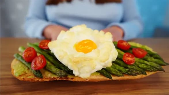 Kanapka z pieczonym jajkiem i szparagami
