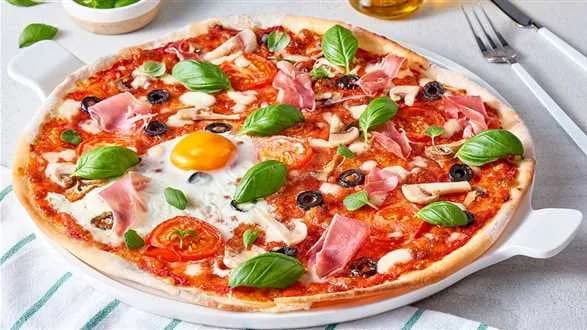 Pizza z bazyliowo-pomidorowym sosem