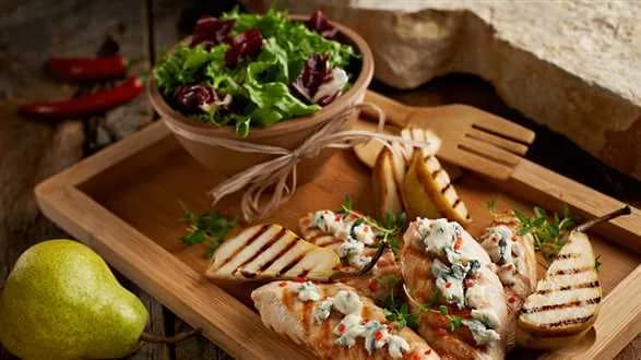 Grillowany indyk z pieczoną gruszką i serem pleśniowym