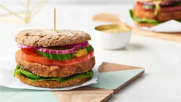 Burger z cieciorki z dipem ananasowym