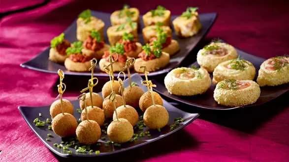 Roladki z ciasta francuskiego z łososiem