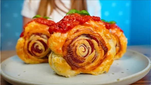 Wytrawne rollsy z salami i sosem pomidorowym