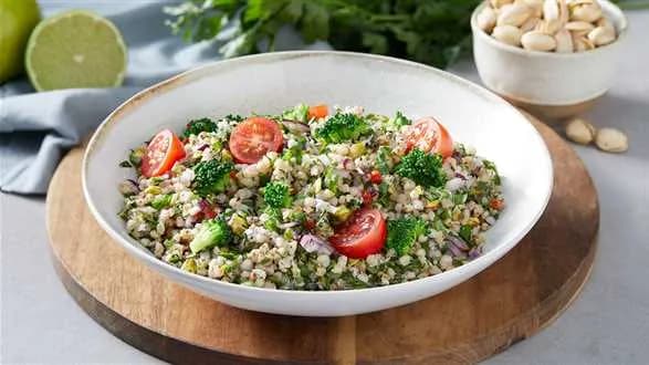 Zielone kaszotto na zimno, czyli sałatka z ziołowym pesto