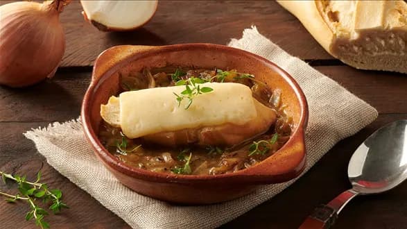 Zupa cebulowa zapiekana z serem francuskim