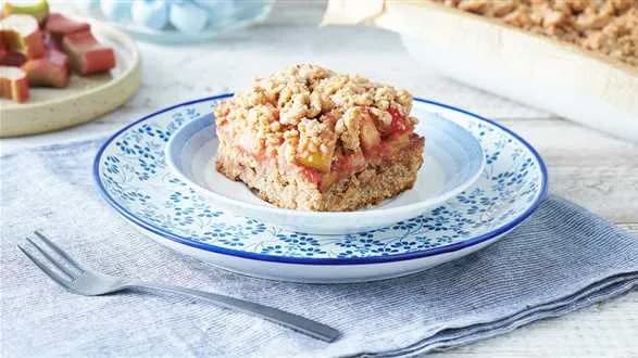 Owsiany placek z rabarbarem