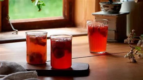 ROZGRZEWAJĄCY KOMPOT RABARBAROWO-TRUSKAWKOWY