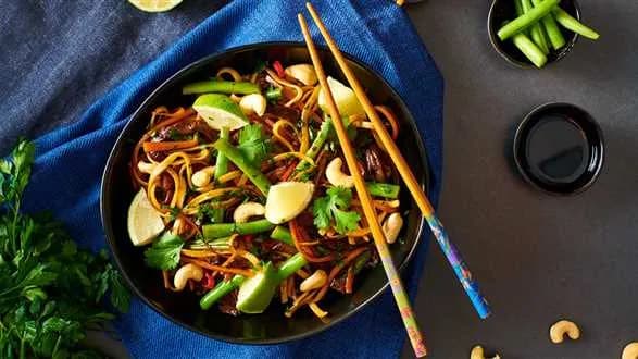 Makaron z boczniakami po azjatycku