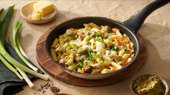 Zapiekany makaron z warzywami, szynką i zielonym pesto