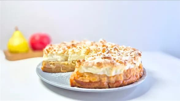 Szarlotka z jabłek i gruszek na kruchym orzechowym cieście