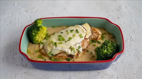 Piersi kurczaka zapiekane w sosie z jabłkiem i serem