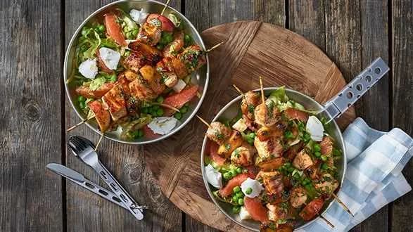 Szaszłyki z indykiem i brzoskwiniami w sosie sojowym z sałatką z serem kozim