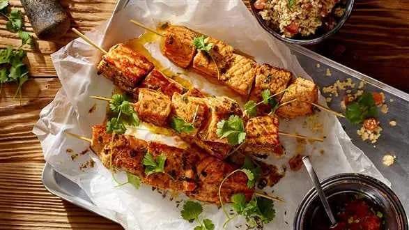 Szaszłyki z marynowanego łososia z libańskim tabbouleh