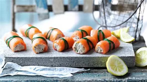 Roladki z wędzonego łososia z jabłkiem