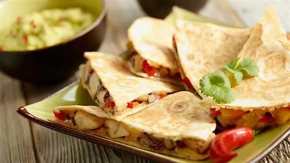 Tortilla z kurczakiem i guacamole