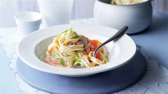 Makaron i szparagi w kremie z łososia