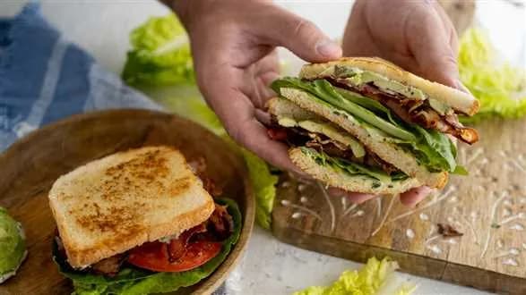 BLT, czyli kanapka w stylu amerykańskim z bekonem, sałatą i pomidorem