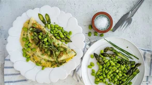 Omlet ze szparagami i z fasolką edamame
