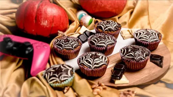 Muffiny marchewkowe z orzechami i pajęczą siecią